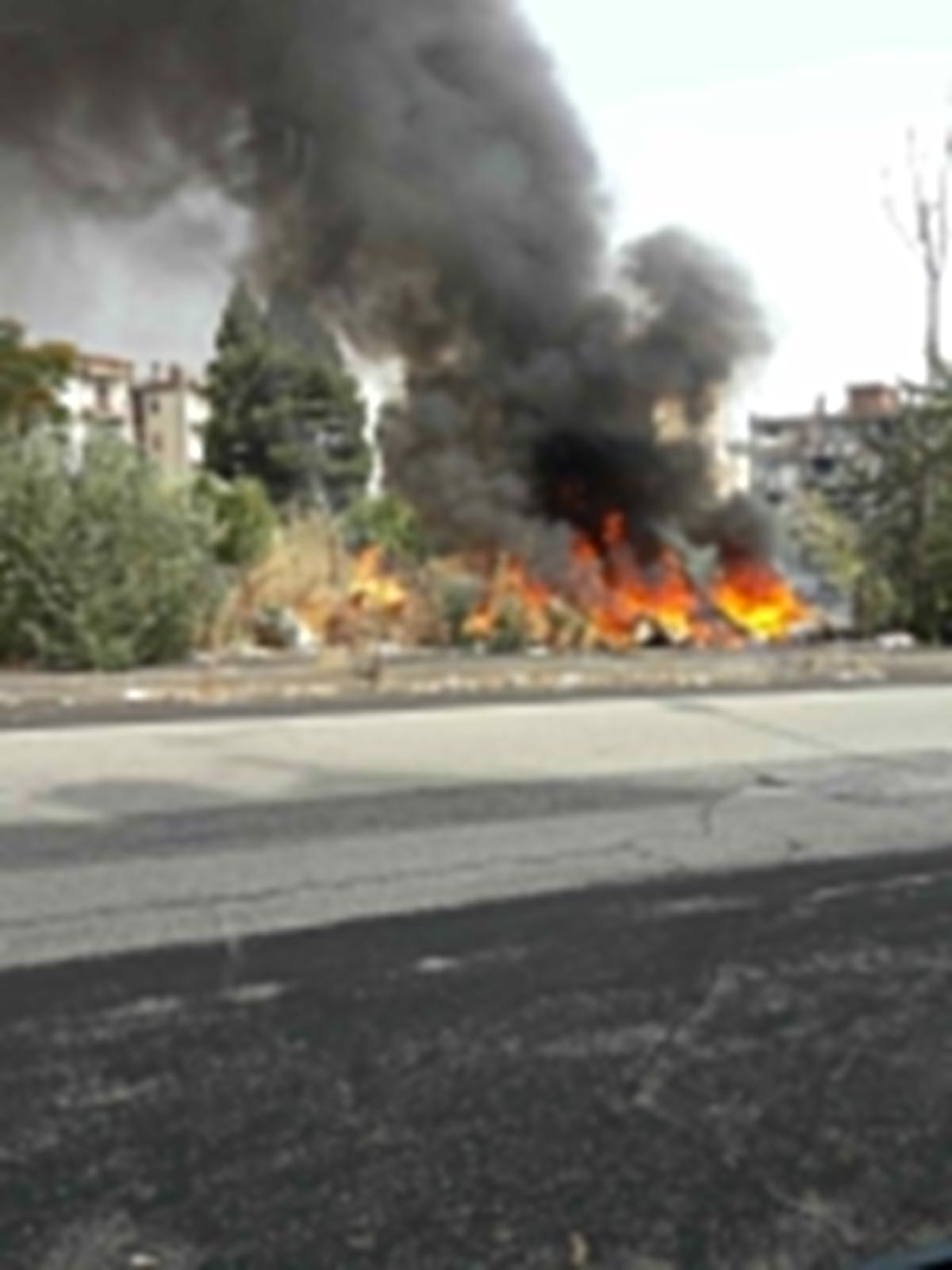 Giarre, quartiere Jungo a rischio incendi. In atto ennesimo rogo che sprigiona fumi tossici