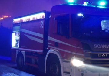 Catania, appiccano incendio per bruciare dei rifiuti: denunciati in due