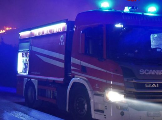 Catania, appiccano incendio per bruciare dei rifiuti: denunciati in due