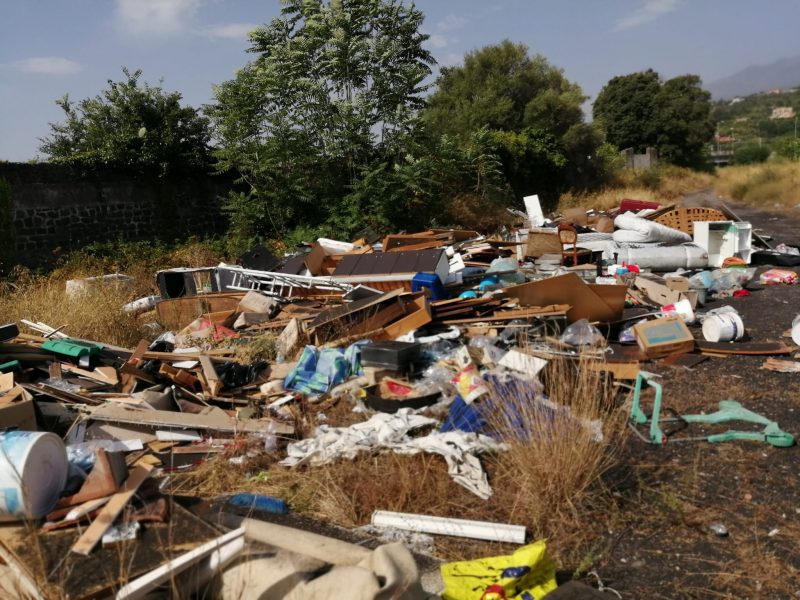 Giarre, nuova bomba ecologica a rischio incendi nel torrente Macchia