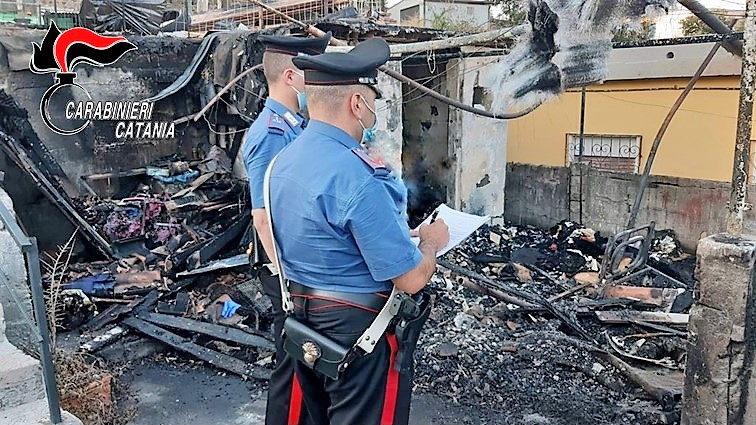 Incendia per vendetta la baracca dove il cognato stava dormendo: arrestato 40enne