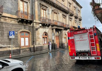 Giarre, tragedia sfiorata: si staccano grossi frammenti di intonaco da un palazzo in corso Italia