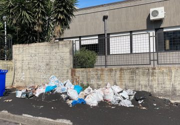 Giarre, l'Alberghiero circondato dalla cenere. Vano appello al sindaco della preside