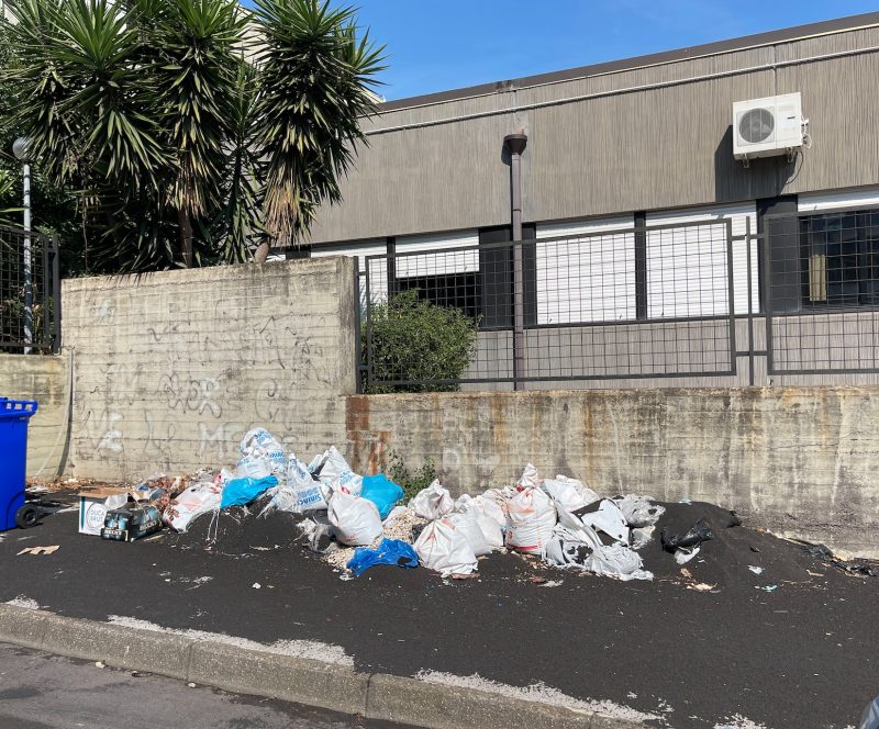 Giarre, l’Alberghiero circondato dalla cenere. Vano appello al sindaco della preside