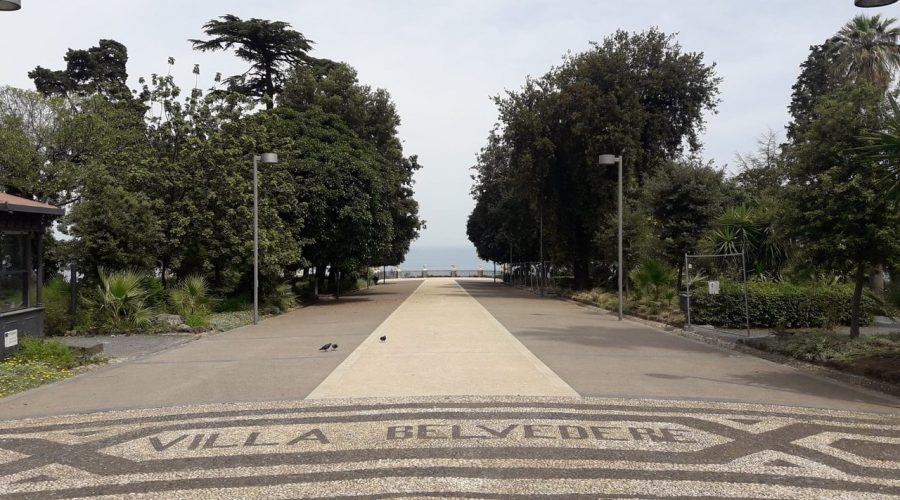 Acireale, migranti ripuliscono Villa Belvedere dalla cenere dell’Etna