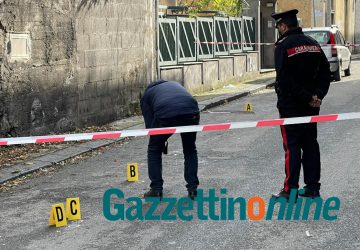 Riposto, commerciante e figlio accoltellati in via Vaccarini. L'autore asserragliato a casa è stato arrestato VIDEO