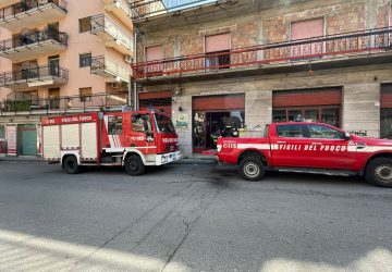 Giarre, principio di incendio in un negozio di lampadari VIDEO