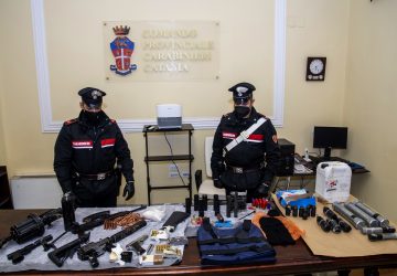 Pistole, fucili mitragliatori e micidiali granate artigianali: scoperto arsenale di Cosa Nostra etnea VD