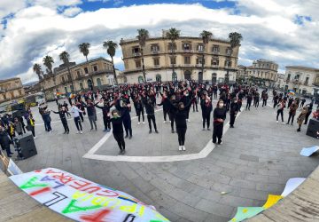 Giarre, flash mob in piazza Duomo: colori musica e messaggi di Pace VIDEO