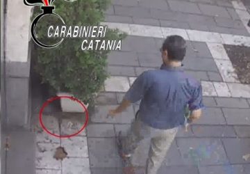 Disseminava pezzi di wurstel “imbottiti” di ami e chiodi per uccidere i cani: denunciato VIDEO