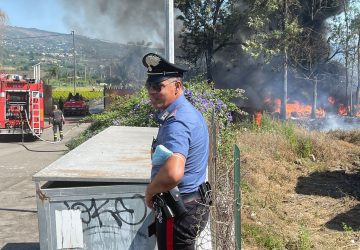 Riposto, a fuoco cataste di legno e materiale plastico in via Vespri  VIDEO