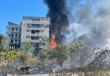 Giarre, vasto incendio in via Michele Federico Sciacca