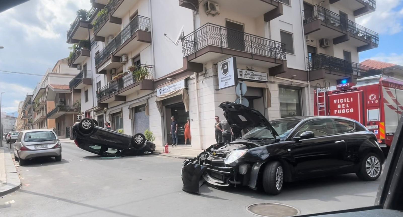 Giarre, Collisione Tra Due Auto: Si Ribalta Una Fiat In Via Alfieri