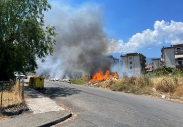 Giarre, ennesimo rogo in via Romagna: diossina e fiamme alte. Paura a Miscarello VD