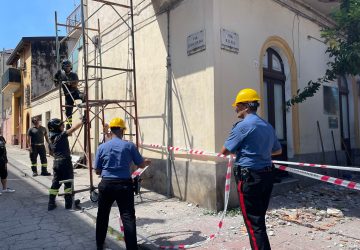 Riposto, crollano le pignatte di un balcone: ferito un operaio. Sequestrato il ponteggio  VD