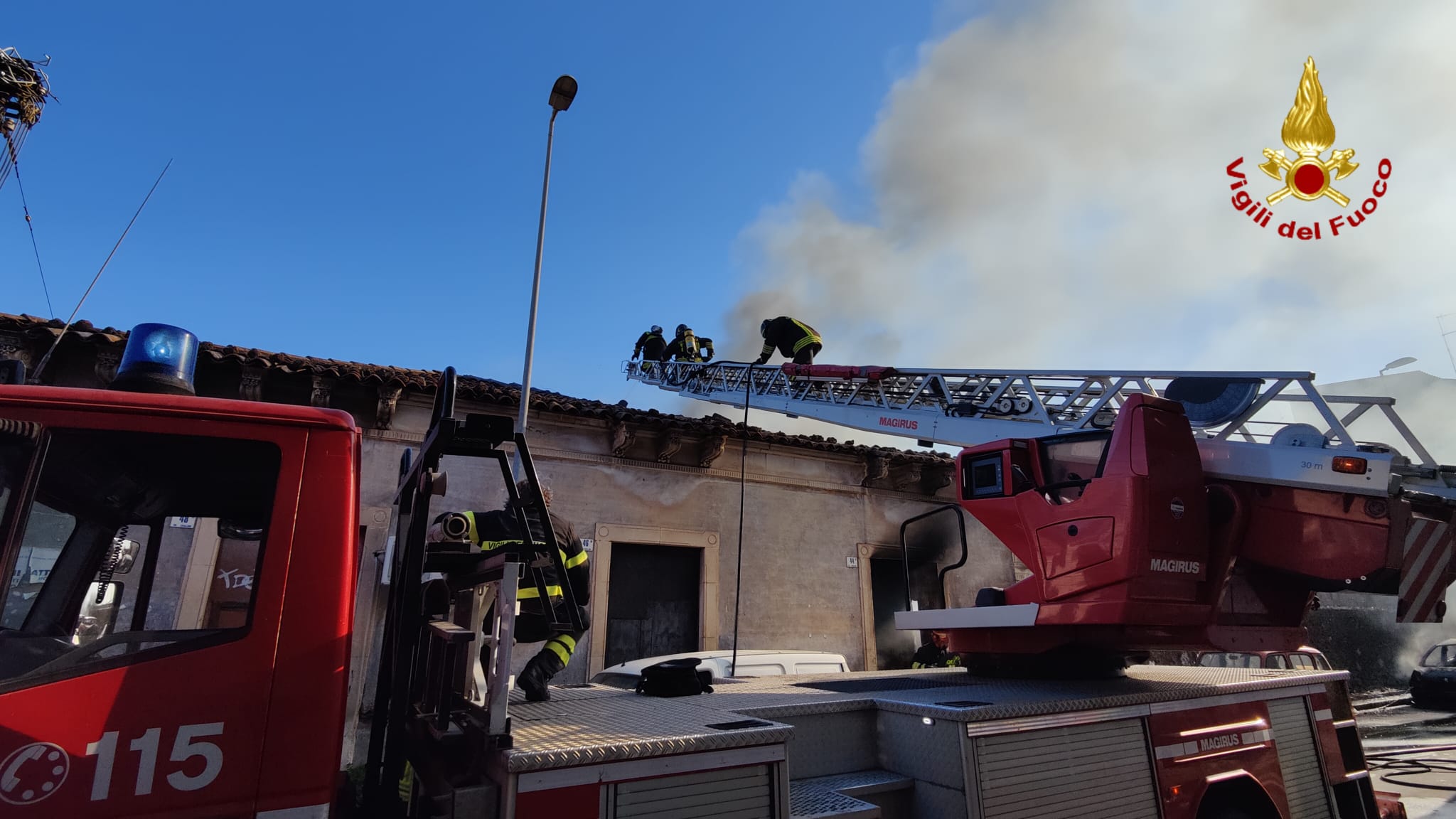 Vasto Incendio A Picanello Nube Nera Visibile Per Chilometri