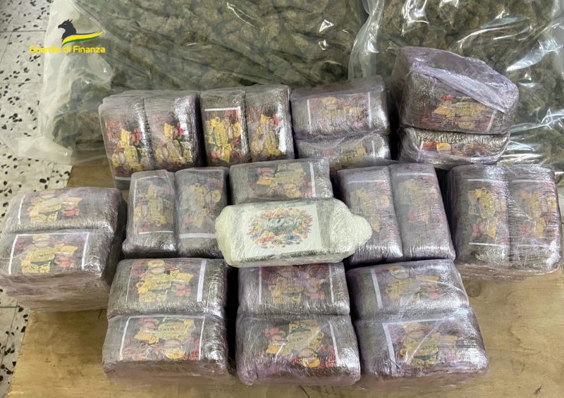 Beccato un tir stupefacente: sequestrati 12,5 kg di hashish e 8,5 kg di marijuana. Arrestato il conducente