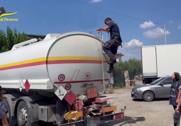 Truffa su carburanti, 13 indagati e sequestro beni per 25 mln di euro VIDEO