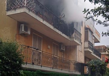 Catania, divampa incendio in uno stabile di via Vasta. Rinvenuto un cadavere carbonizzato VIDEO