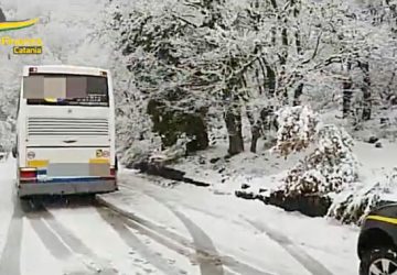 Autobus con 50 passeggeri bloccato sull'Etna per la neve soccorso dai militari del Sagf VIDEO