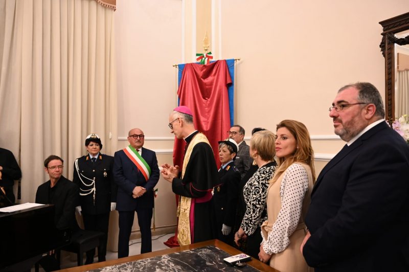 Riposto, svelato il nuovo Gonfalone. Inaugurata in municipio la galleria dei sindaci