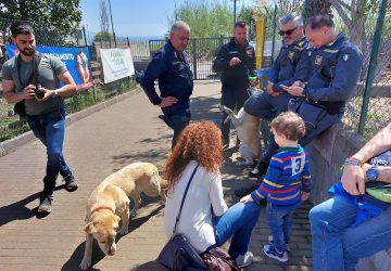 Giarre, a Trepunti "I bambini incontrano i cani". Cane carabiniere trova droga VD