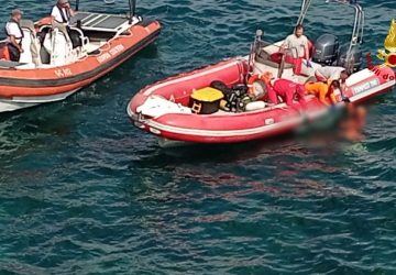 Cadavere in mare nella zona della Scogliera VIDEO