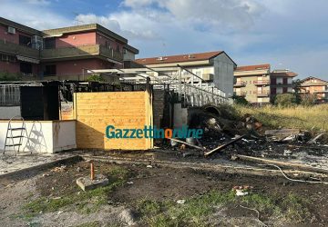 Fondachello, incendio devasta struttura in legno in via Amato VIDEO