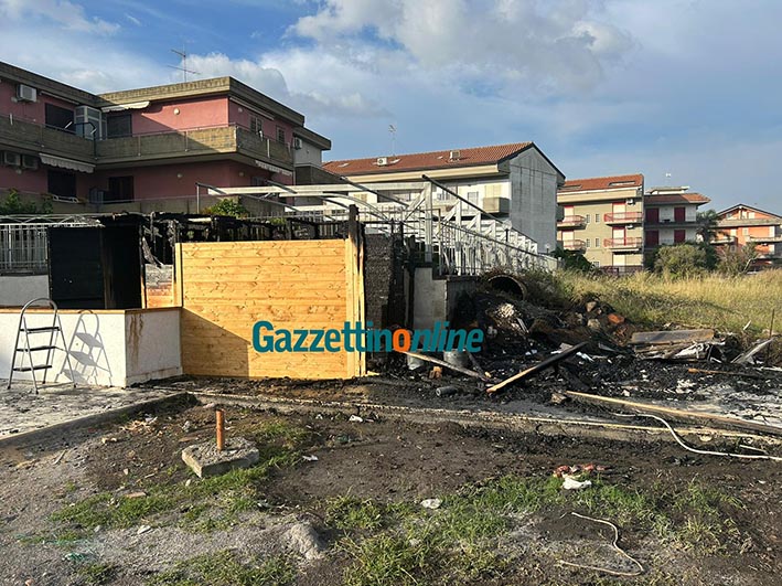 Fondachello, incendio devasta struttura in legno in via Amato VIDEO