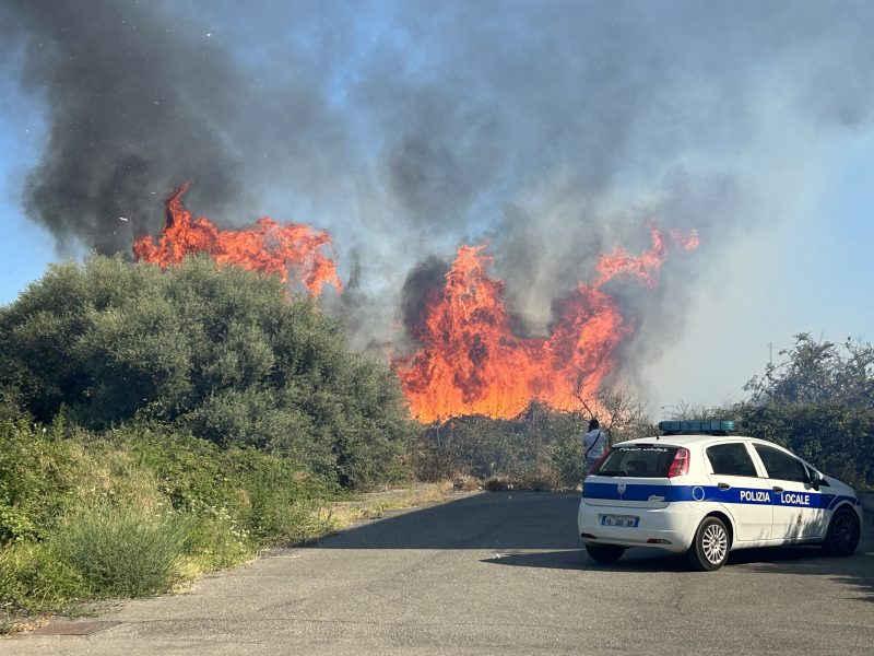 Riposto, divampa un vasto incendio in via Galeano. Condòmini in strada VIDEO