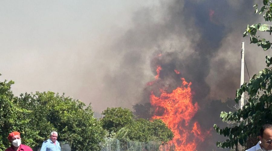 Vasto incendio in contrada Mirto. Un altro incendio divampa in via Salvatore Patti a Riposto VIDEO