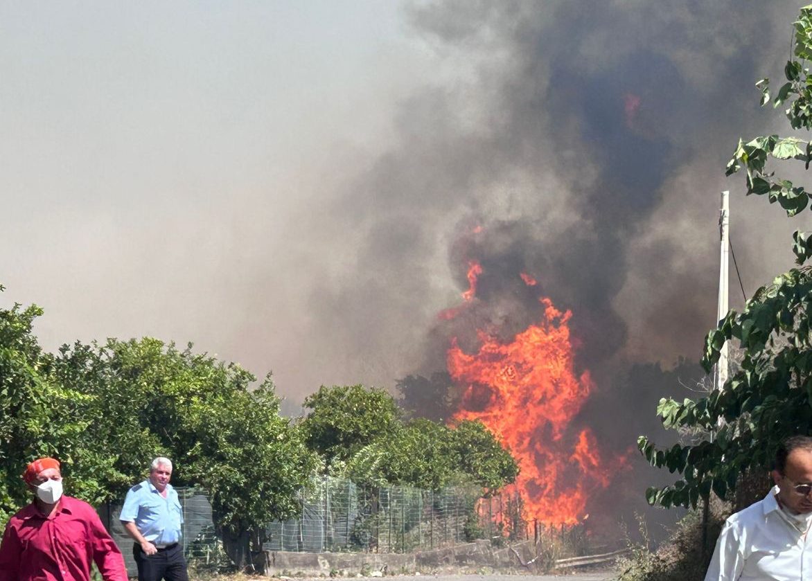 Vasto incendio in contrada Mirto. Un altro incendio divampa in via Salvatore Patti a Riposto VIDEO