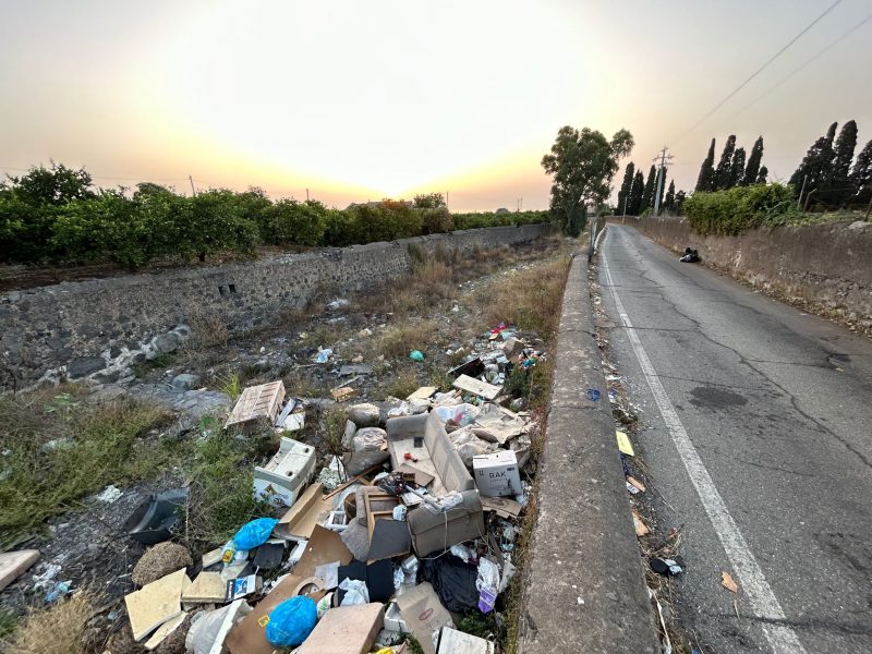 Allarme rifiuti nocivi nel Macchia. Criticità igienico sanitarie a Riposto, nel torrente Torre