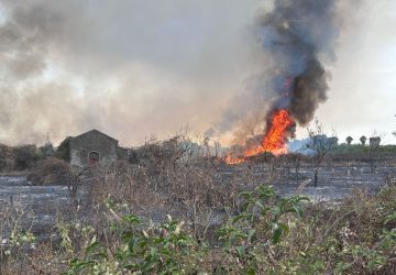 Riposto, vasto incendio a Quartirello. Panico dei turisti al Galea  VIDEO