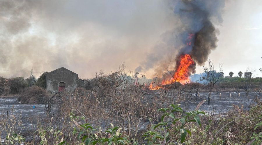 Riposto, vasto incendio a Quartirello. Panico dei turisti al Galea  VIDEO