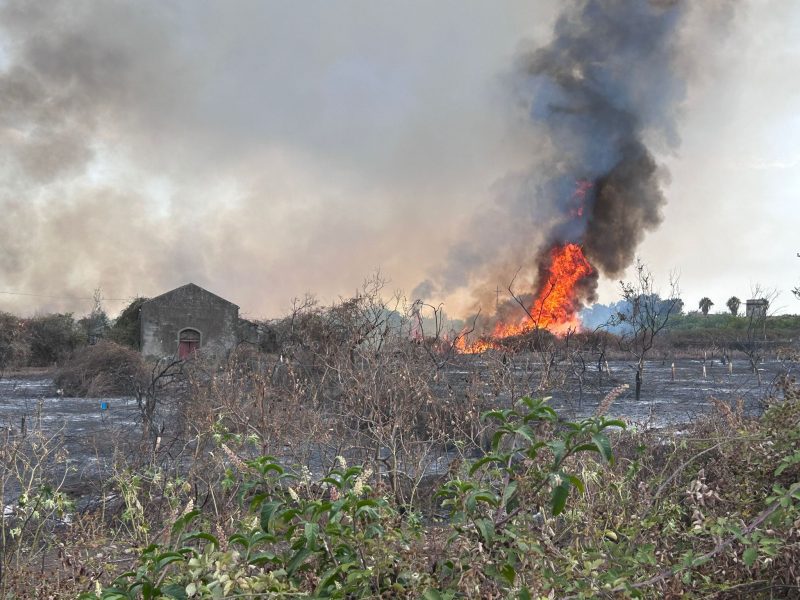 Riposto, vasto incendio a Quartirello. Panico dei turisti al Galea  VIDEO