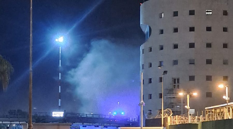 Vigili del fuoco al lavoro a Catania per un incendio divampato all’aeroporto internazionale