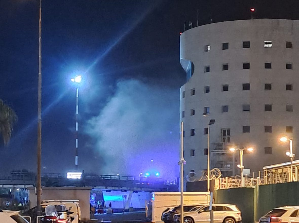 Vigili del fuoco al lavoro a Catania per un incendio divampato all’aeroporto internazionale