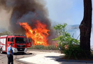 Giarre, vasto incendio nel torrente Macchia. Paura in piazza Immacolata per le lingue di fuoco VIDEO