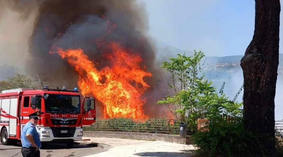 Giarre, vasto incendio nel torrente Macchia. Paura in piazza Immacolata per le lingue di fuoco VIDEO