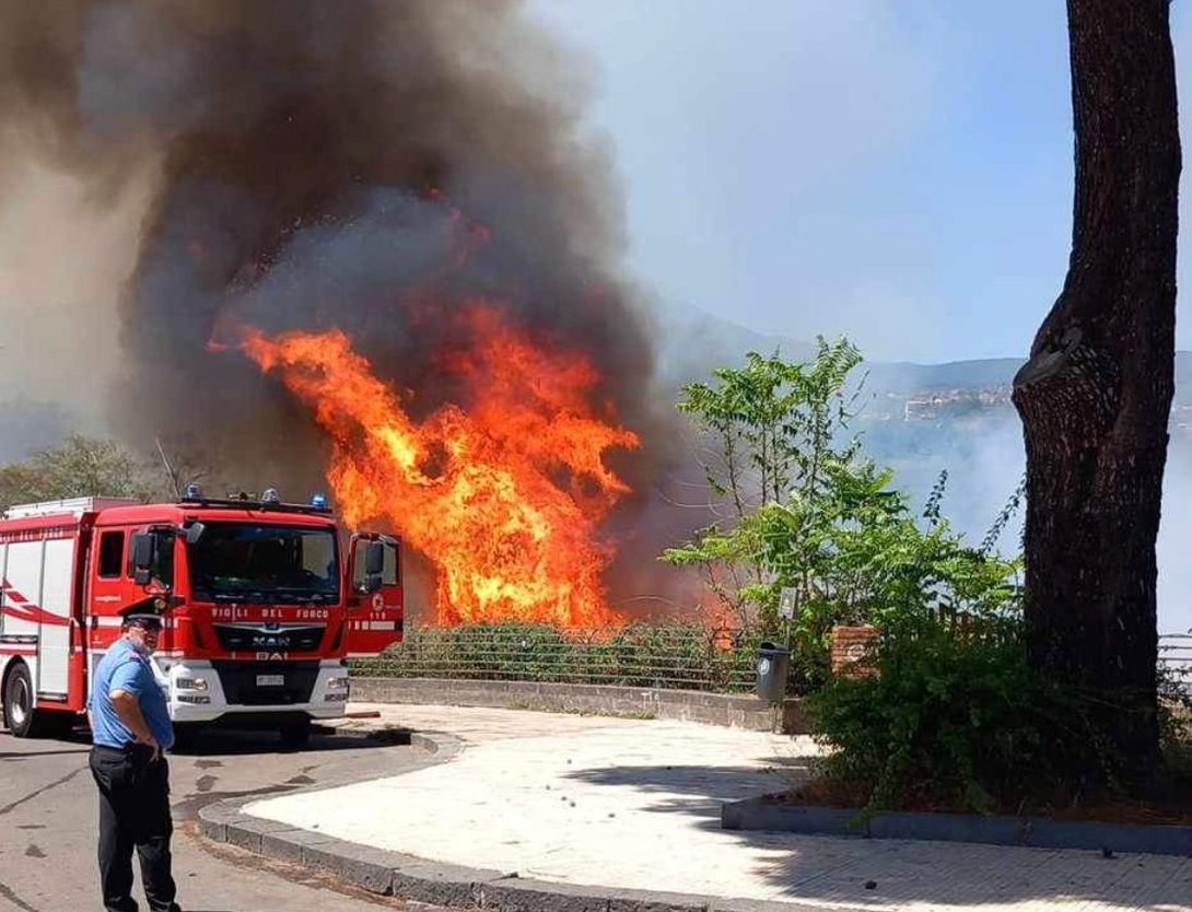 Giarre, vasto incendio nel torrente Macchia. Paura in piazza Immacolata per le lingue di fuoco VIDEO