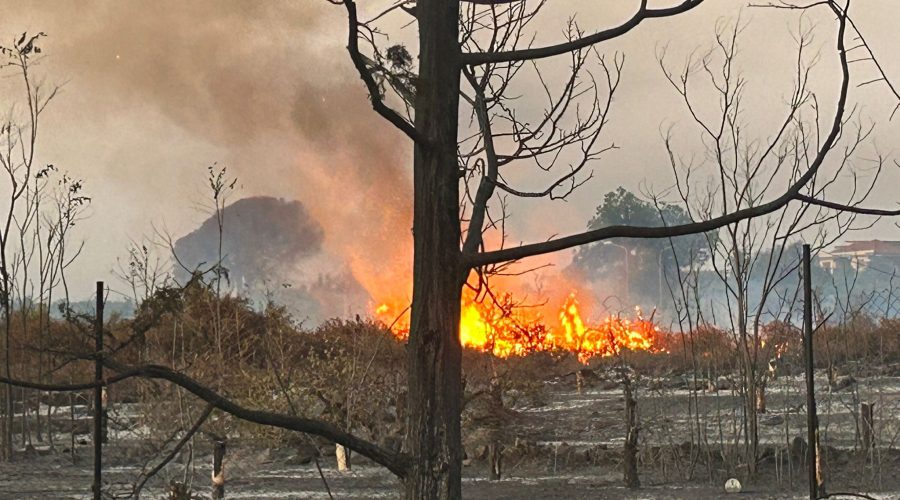 Giarre, di nuovo in pericolo lo stadio di atletica e le vicine case lambite da un vasto incendio