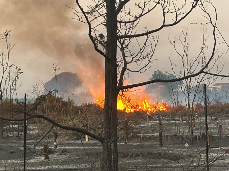 Giarre, di nuovo in pericolo lo stadio di atletica e le vicine case lambite da un vasto incendio