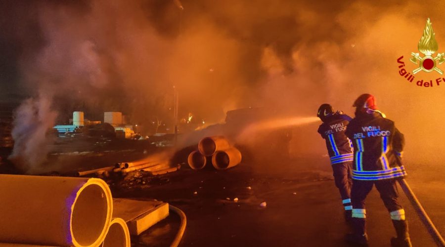 Catania, vasto incendio nell’azienda National Fond: Vigili del fuoco in azione