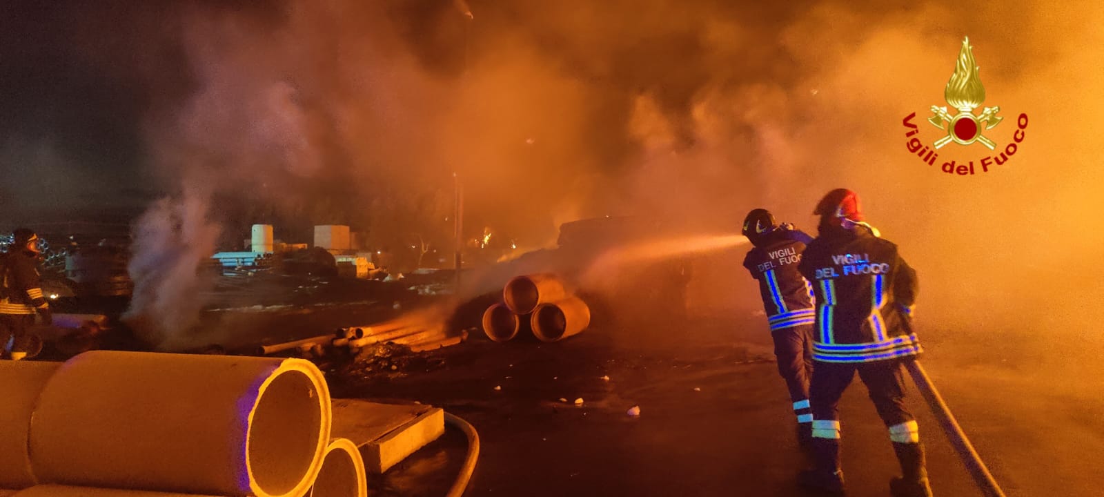 Catania, vasto incendio nell’azienda National Fond: Vigili del fuoco in azione