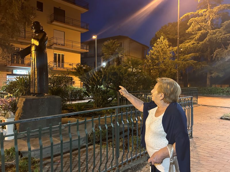 Giarre, vandali tentano di sfregiare la statua bronzea di San Pio. Distrutte due panchine VIDEO