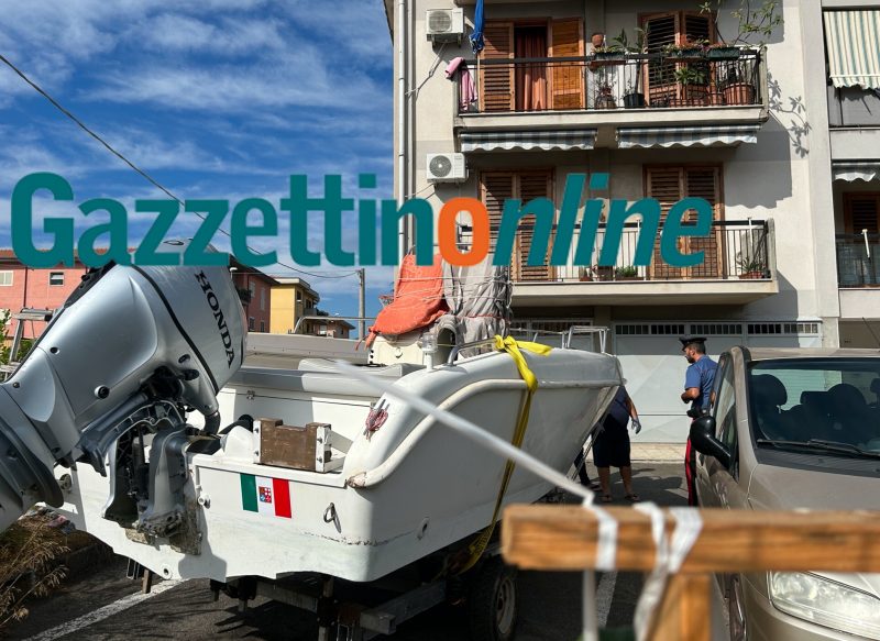 Riposto, rubano una barca a Stazzo e la portano in un condominio. Blitz dei Cc alla ricerca di 3 fuggiaschi VD