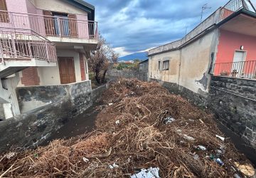 Riposto, cumuli di ramaglie ammassati nell'aveo dei torrenti Babbo e Torre. Spiaggiati sugli scogli frigoriferi e legname  VD