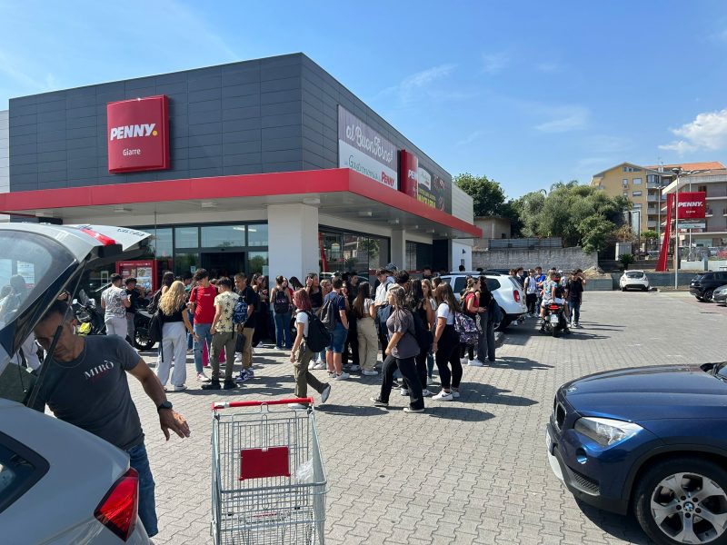 Giarre, caos auto davanti le scuole. Nel parcheggio di un supermercato allestita una “piazza Carmine”