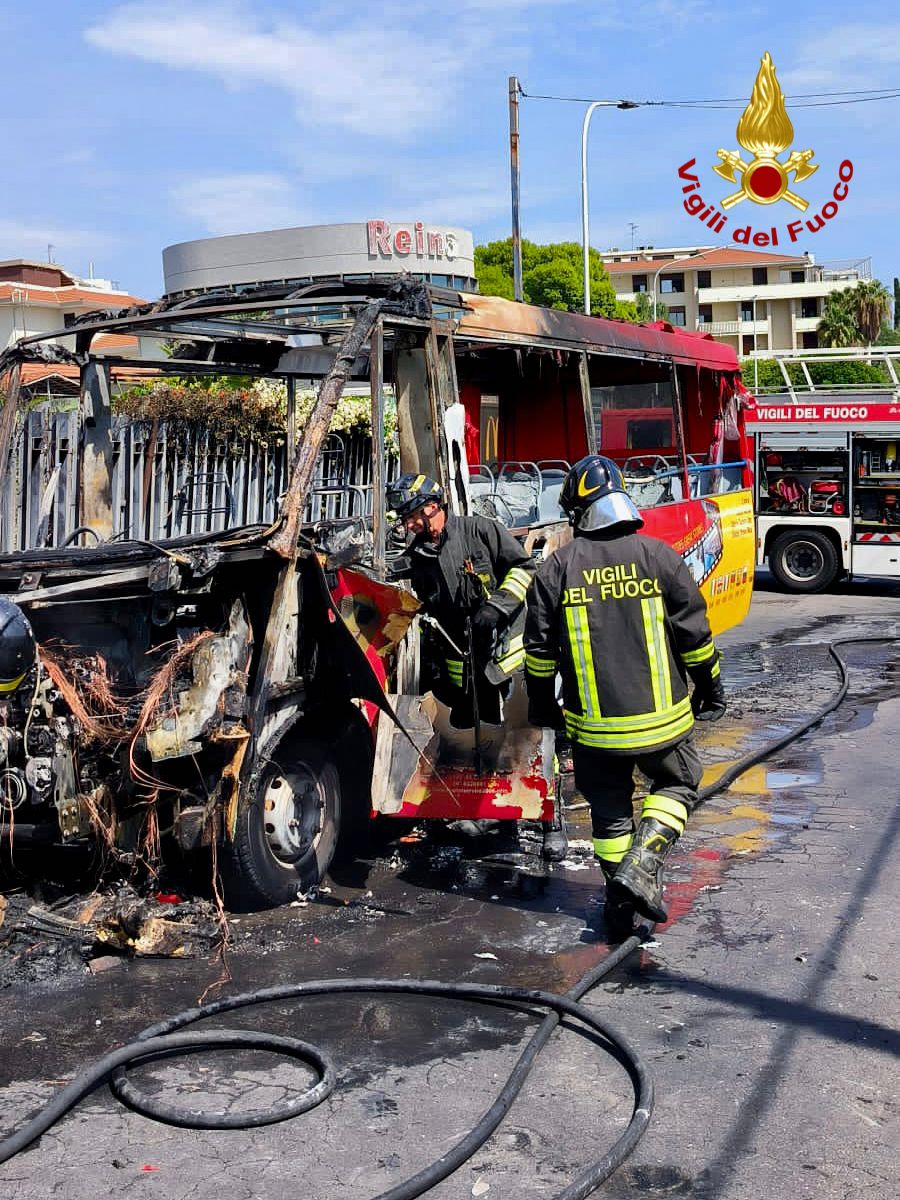 I Vigili del Fuoco intervengono a Catania per l’incendio di un autobus